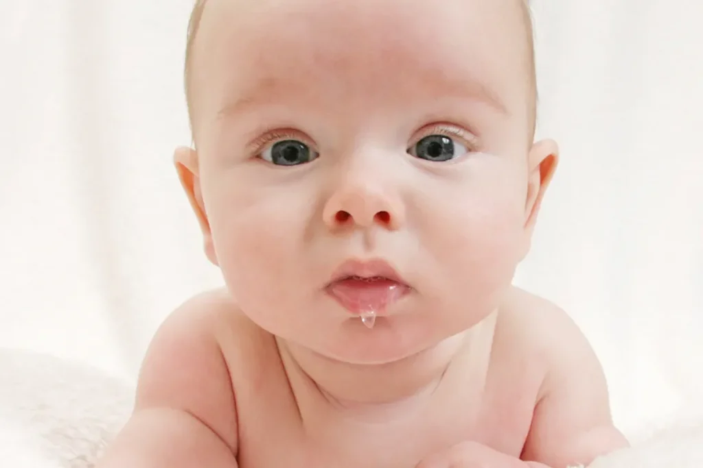 bebe-3-mois-bave-et-mange-ses-mains-que-faire