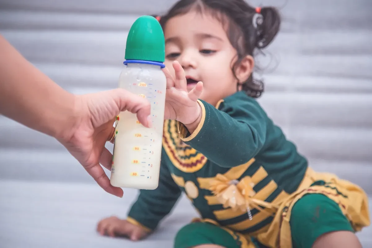 bebe-long-a-boire-son-biberon-mam-pourquoi-et-solutions