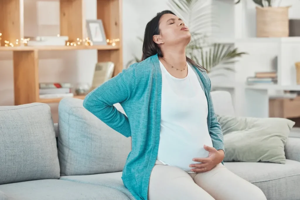 mal-au-ventre-et-au-dos-en-meme-temps-grossesse-causes-et-solutions